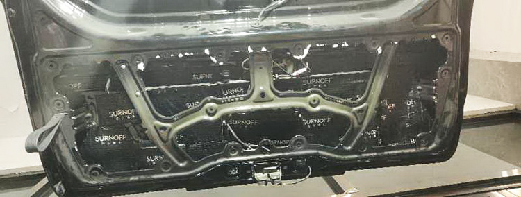 8，使用SU200减震胶对后尾盖做止振处理.jpg