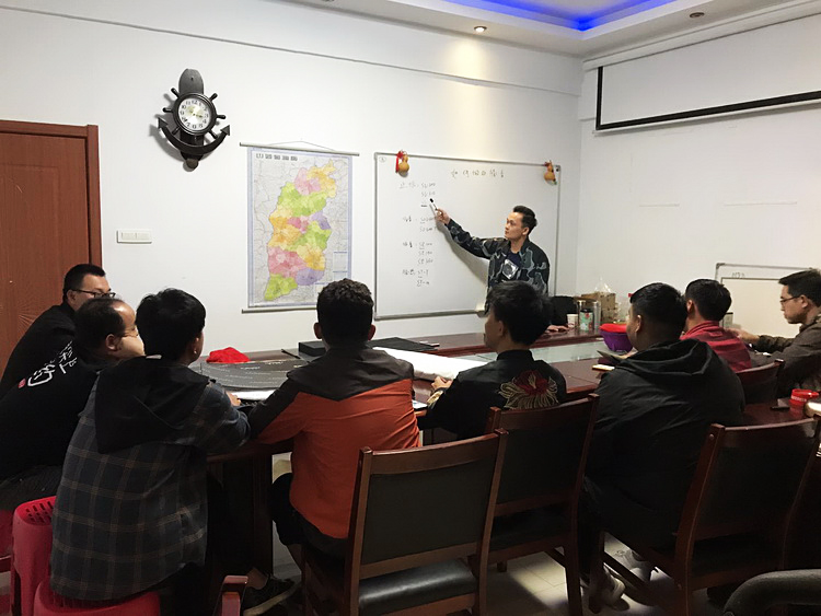 2培训进行中，学员们认真学习.jpg