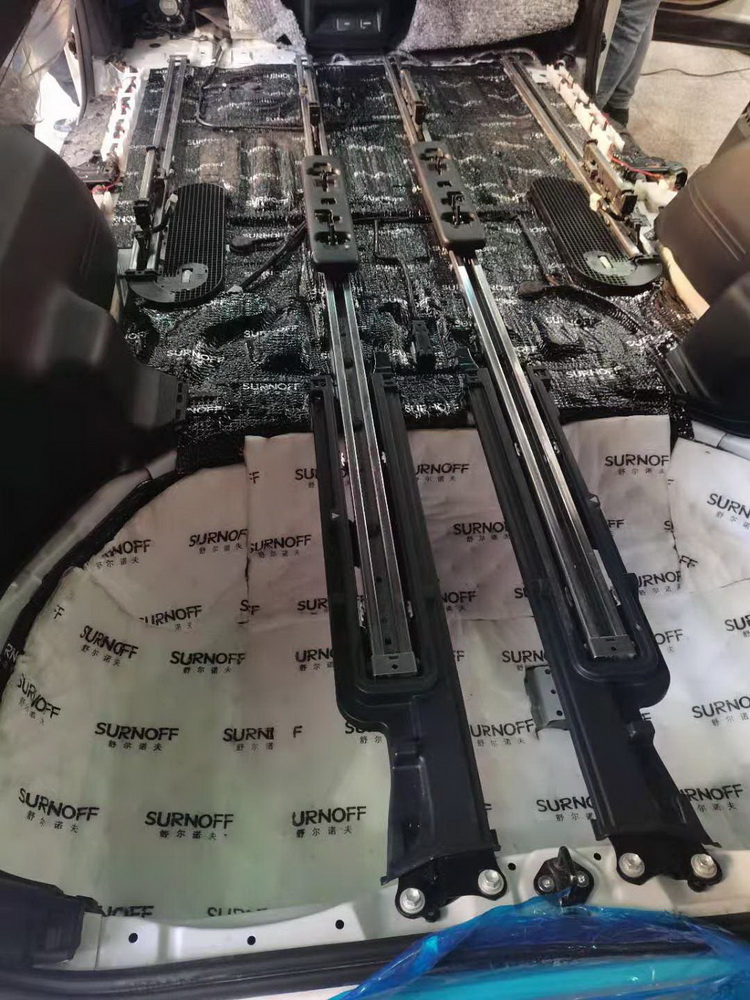 16，使用SR100白棉对后备箱做吸音处理.jpg