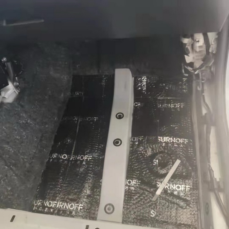 8，使用SU200减震胶对底盘做第一层止振处理.jpg