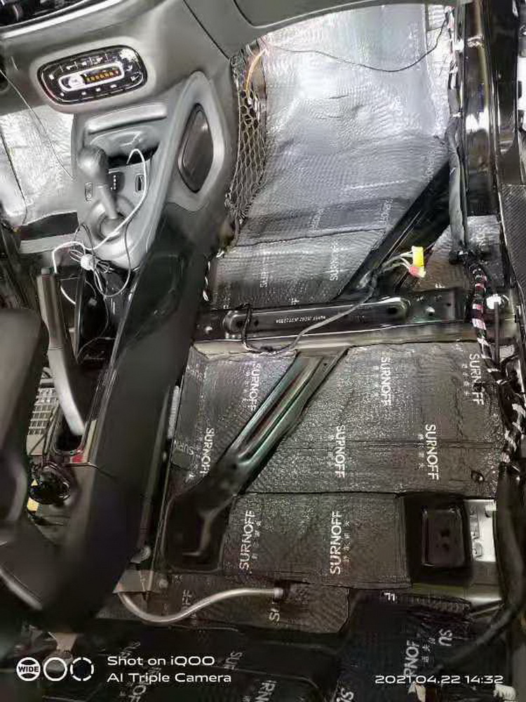 2，使用SU300减震胶对仪表台下方做止振处理.jpg