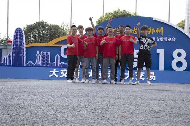 6舒尔诺夫隔音运营总监高峰（左一）与伙伴们现场合影.jpg
