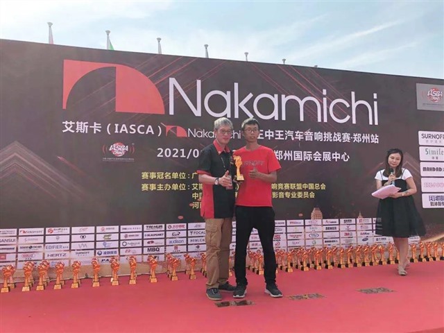 21舒尔诺夫隔音得奖选手与IASCA裁判长傅柔礼合影.jpg