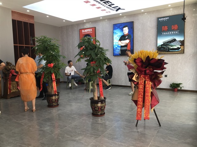 5、店内一派喜庆气氛.jpg