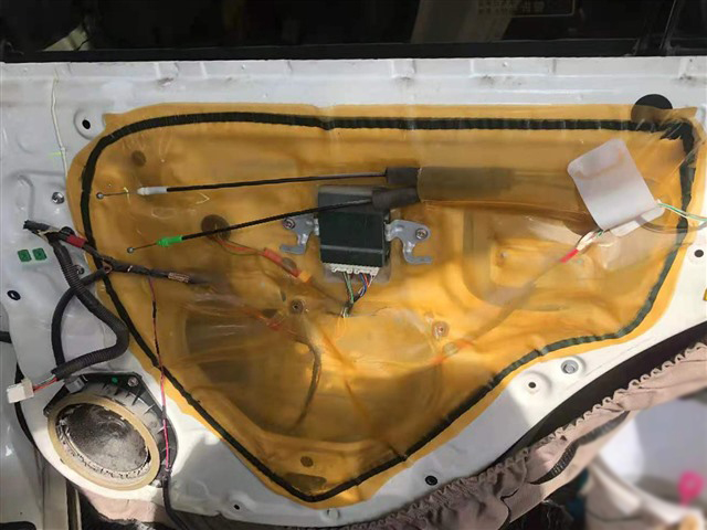 7原车门板仅有一层塑料薄膜，毫无隔音效果.jpg
