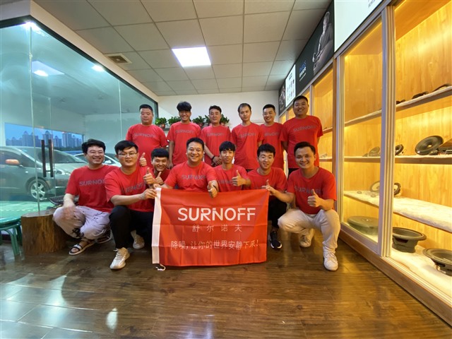 1626858443248786231.jpg 1.全体店员与舒尔诺夫隔音技术总监高峰合影(右一排1).jpg