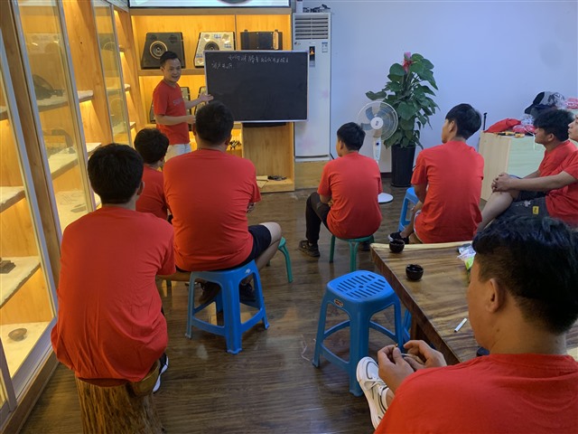 1626858447604106086.jpg 2高峰正在进行培训讲解.jpg