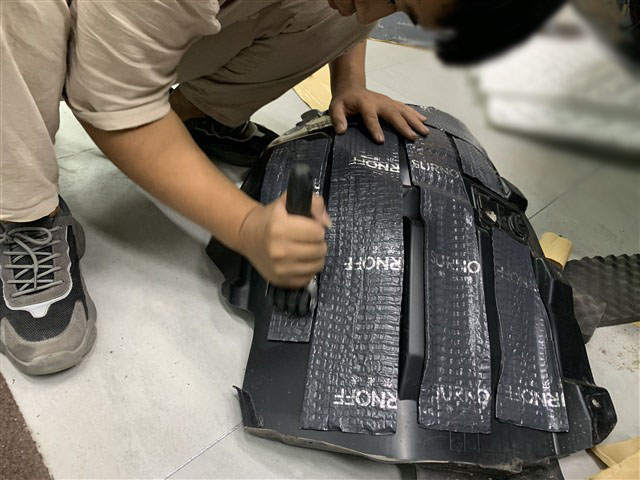8改装师使用滚轮工具将舒尔诺夫SU300减震胶压实.jpg