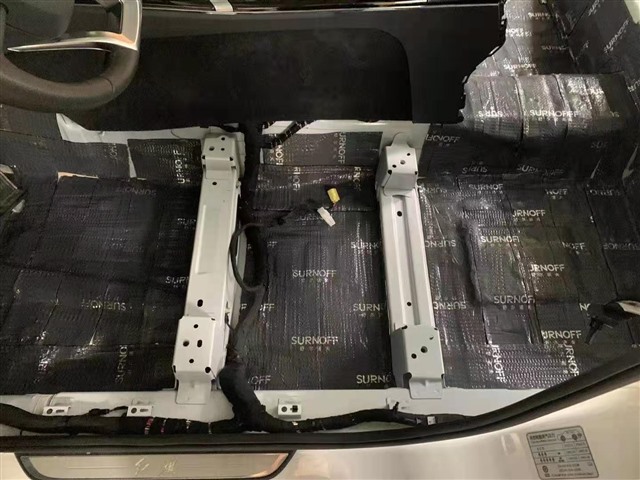 6底盘第一层止震，将舒尔诺夫SU300减震胶紧密贴合钣金.jpg