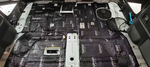 4底盘第一层隔音，增强钣金刚性，有效抑制低频共振的产生.jpg