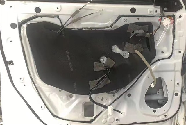2原车简陋的隔音措施.jpg