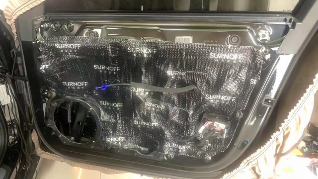 3 使用舒尔诺夫SU200 减震胶对门板进行隔音.jpg