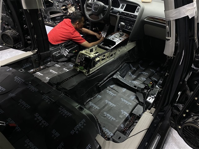 4.底盘贴完一层SU300减震胶再贴上SO450T隔音垫.jpg