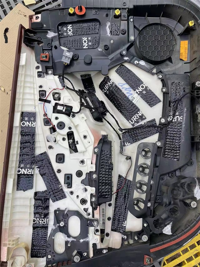 6门板饰盖针对性在相应位置贴上SU200减震胶隔音材料.jpg