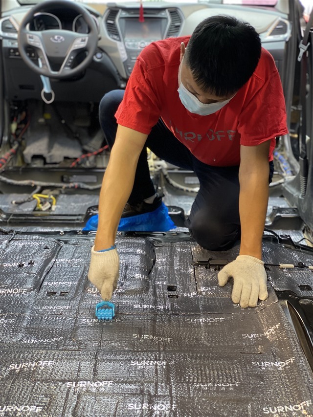 3-1改装师使用滚轮工具将隔音材料压实至钣金每一处.jpg