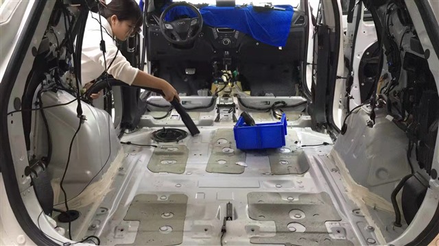 3改装师正在对底盘进行清洁.jpg