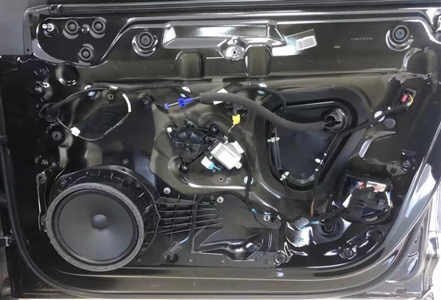 1640568781131198141.jpg 2原车门板钣金比较厚实,但无任何隔音措施.jpg