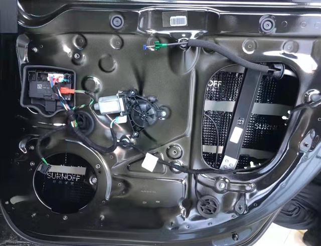 1640568785631196526.jpg 3门板第一层隔音,加厚钣金,有效抑制共振.jpg