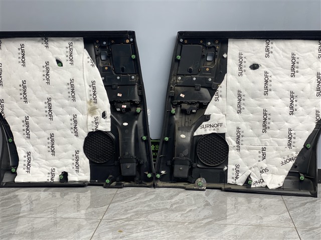 1650524789337291431.jpg 6.后门板饰盖安装舒尔诺夫SR100白棉,有效吸收多余的噪音,有效解决门板产生的共振及传入的风噪.jpg