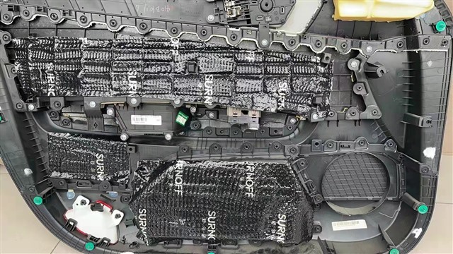 6.门板饰盖贴上SU200减震胶来加强隔音.jpg