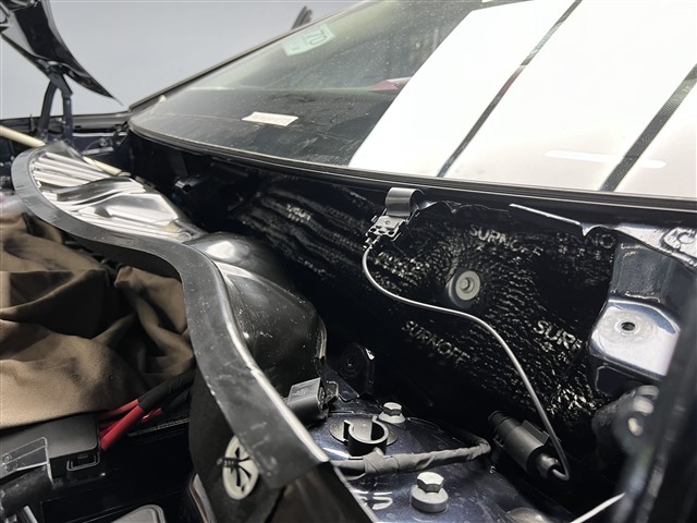 3.U型槽使用SU200减震胶.jpg
