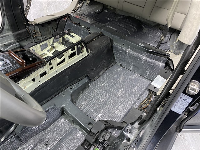 3.底盘先贴一层SU300减震胶.jpg
